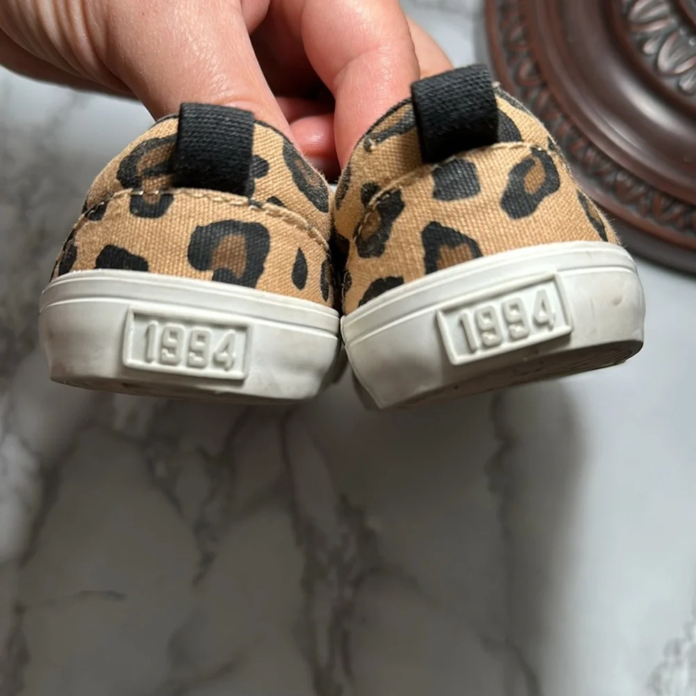 Toddler shoes sz 8 - Picture 3 of 6